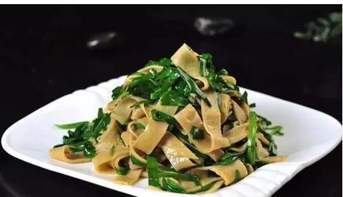 土豆香菇炖豆腐皮酸菜鱼韭菜炒豆腐皮的做法