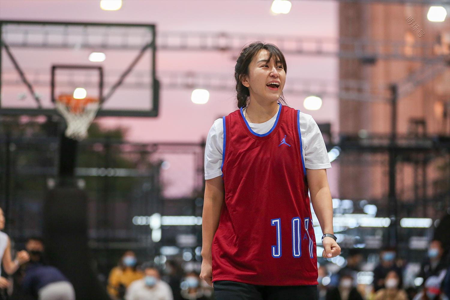 绵阳12岁篮球女孩 球技完虐防守男生 - 四川 - 华西都市网新闻频道