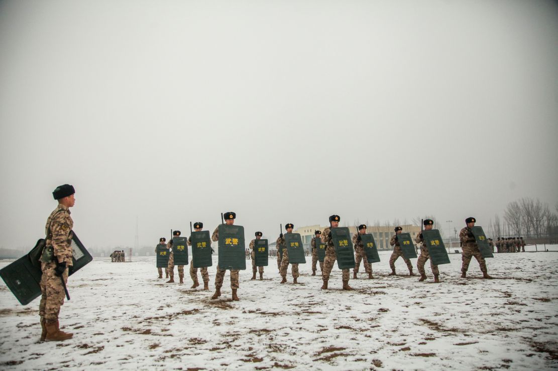 顶风雪斗严寒 武警官兵雪天砺剑