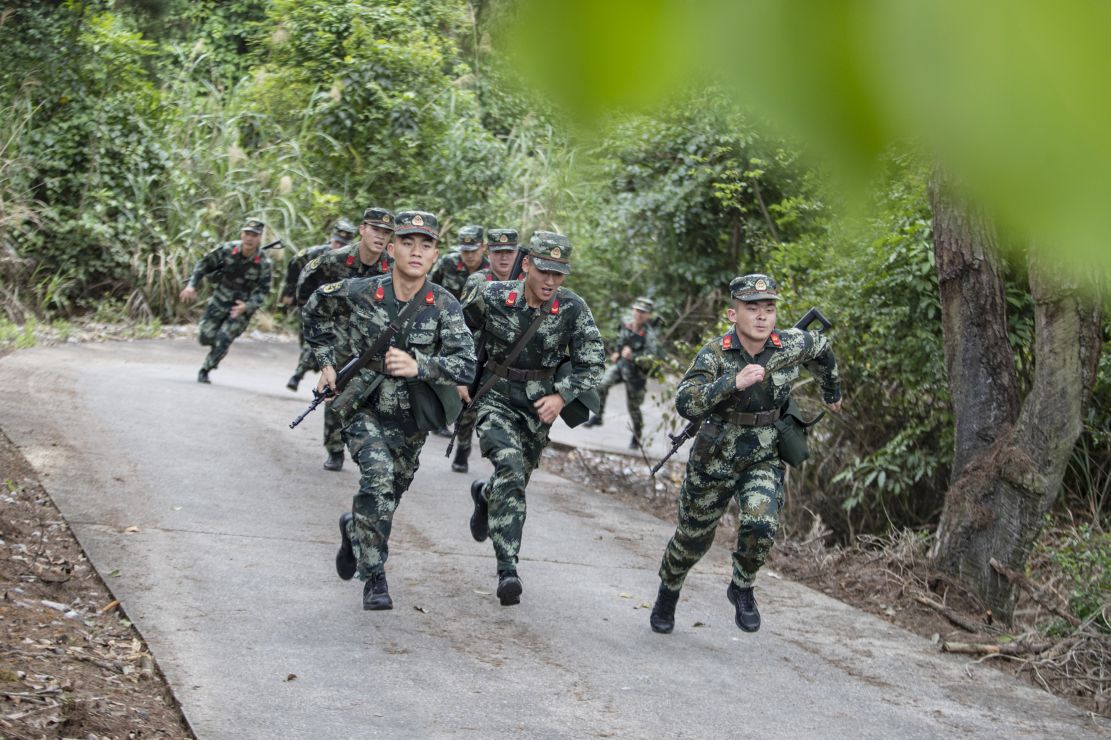 广西柳州武警官兵开展强化训练