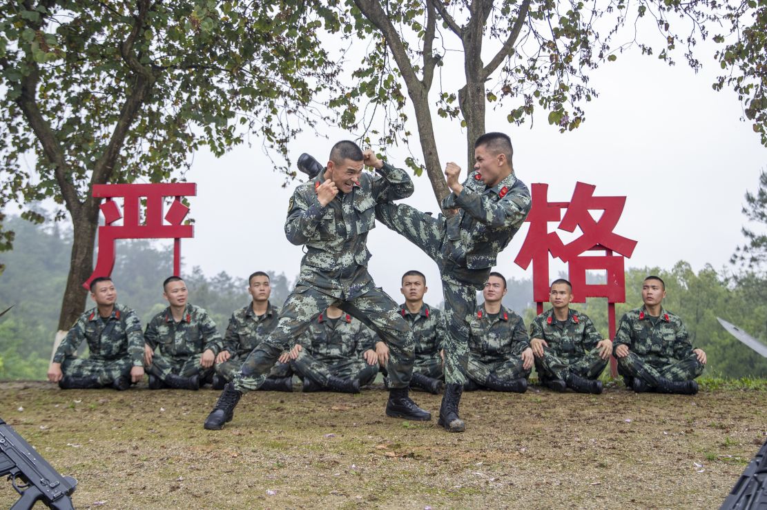 广西柳州武警官兵开展强化训练