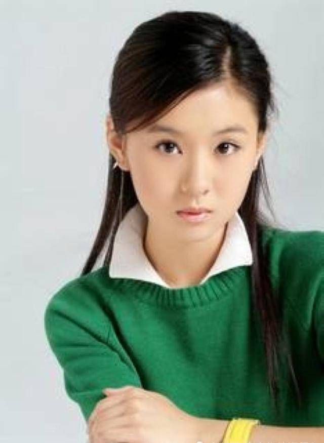 34岁李小萌凭娃娃脸“欺骗”他人，网友：嫁给爱请的模样