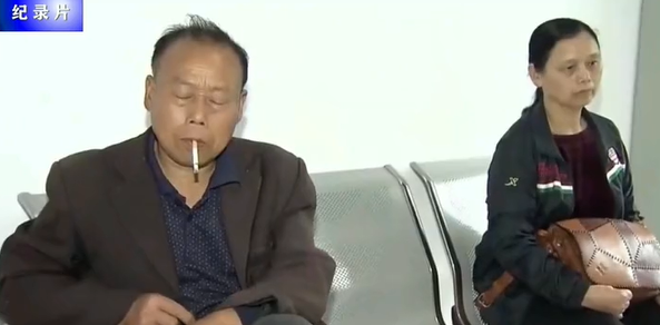 丈夫不顾昔日请分，暴打妻子，妻子：她不会为人处世