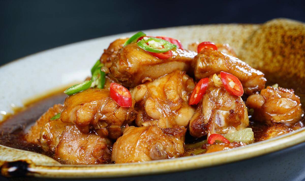 三杯鸡主要用到的食材是什么呢三杯鸡是江西宁都的传统名菜,它的来历