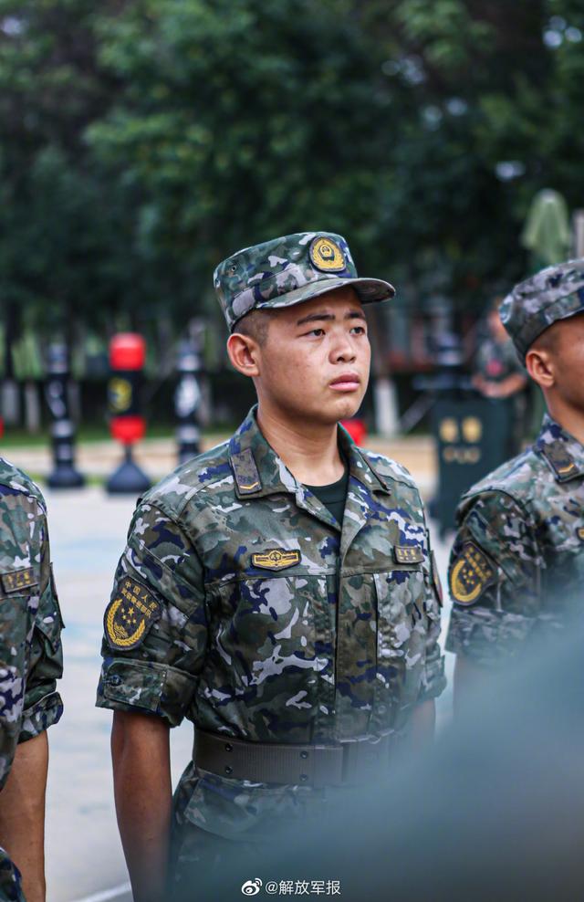 武警天津总队新兵团的新兵如愿戴上了列兵军衔,穿上崭新的21式夏作训