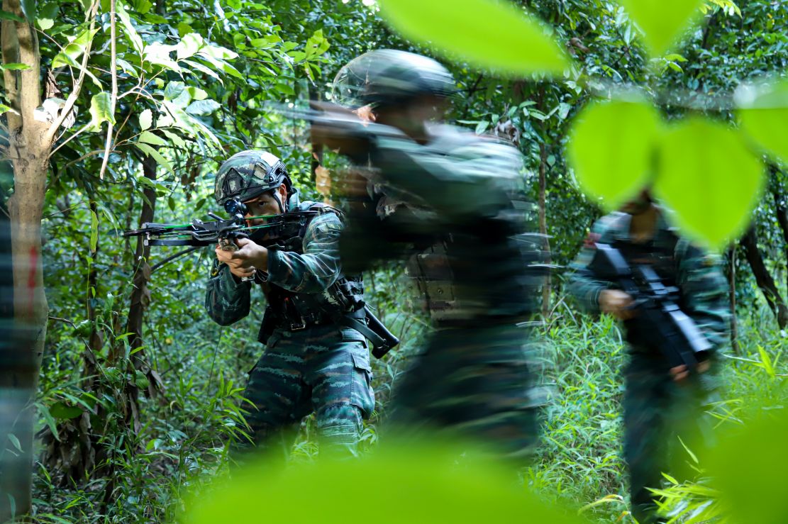 广西河池武警特战夏练三伏磨砺顽强战斗意志