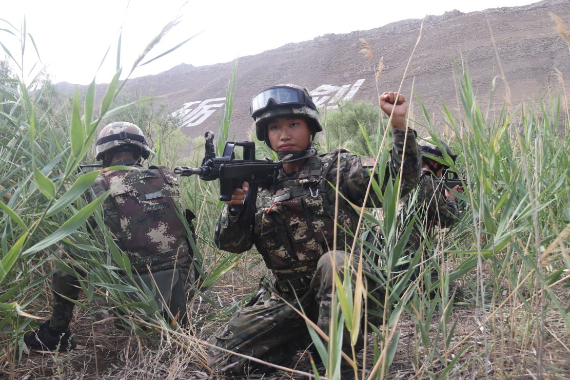 近日,武警新疆總隊新兵團某新兵訓練基地掀起練兵熱潮,機動,執勤,工兵