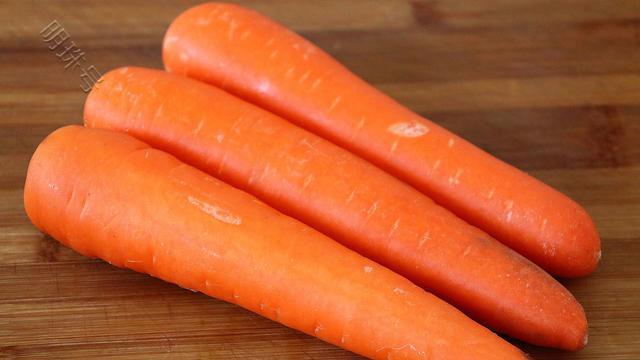 胡萝卜是人获得维生素a的重要来源,可以促进头皮的健康,让头皮有好的