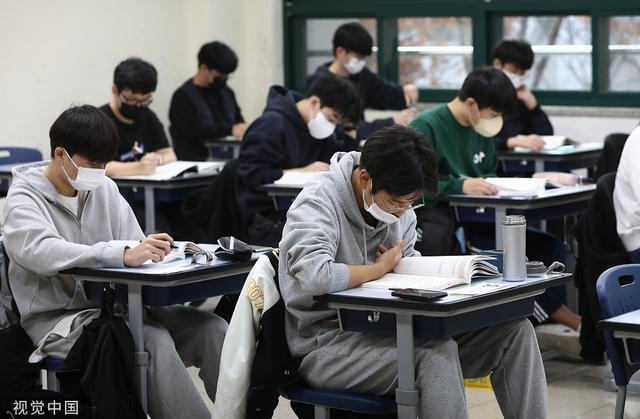 韩国51万人今日高考：三成是复读生 确诊学生在特设考场应考 第1张