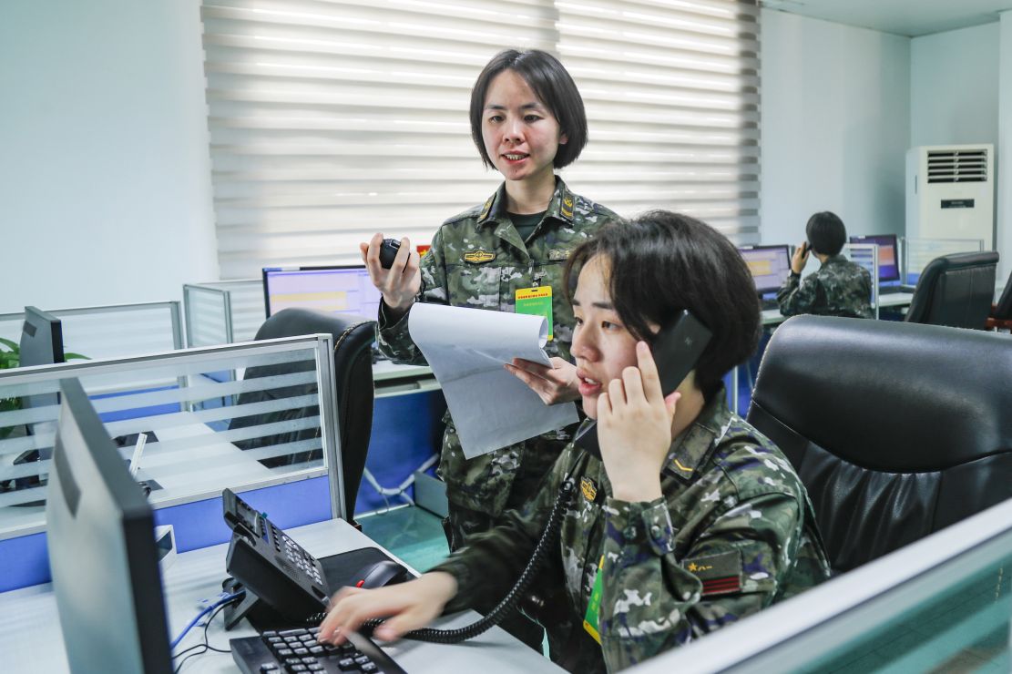 武警女兵军校图片