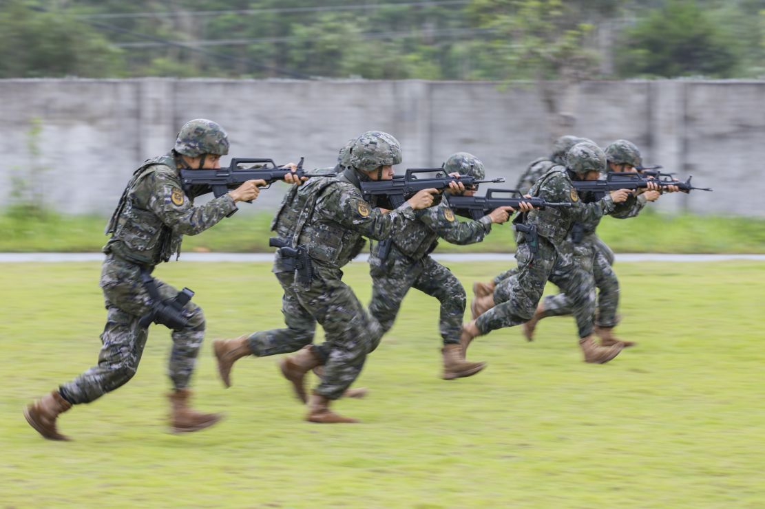 部队实弹射击图片