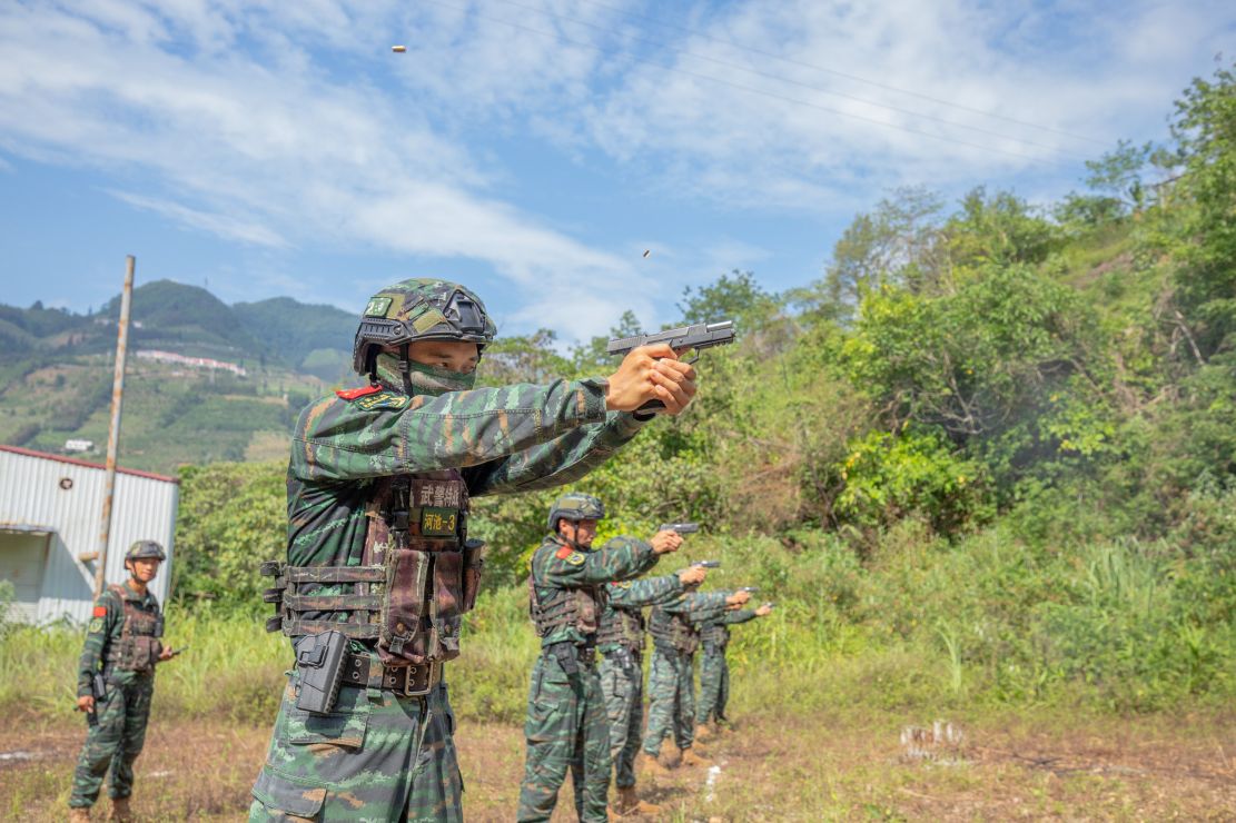 瞄準戰場武警官兵多地域實彈射擊