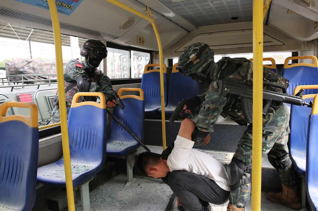 決勝分秒生死營救直擊武警公交車反劫持演練現場