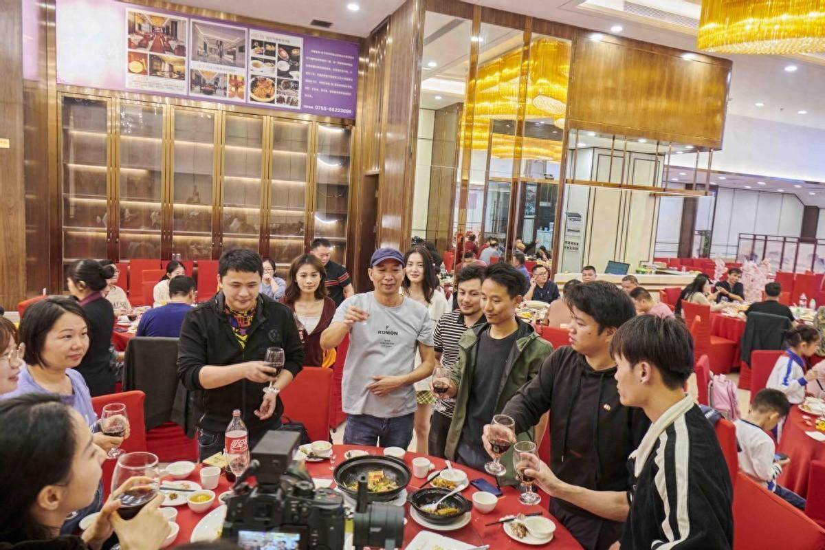 院线电影《梦里梦外》在深圳举行了杀青宴会