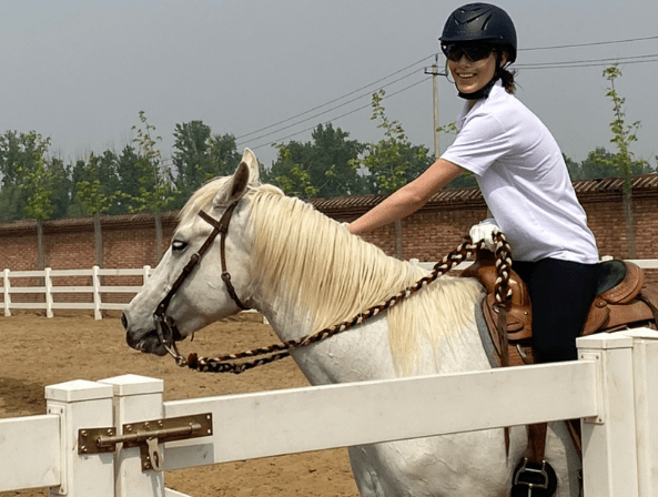 谷爱凌晒骑马照，又美又飒笑容M人，6块腹肌太抢眼