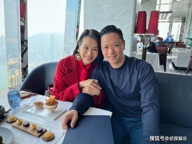 胡杏儿老公晒祖孙三代出游，奕霆奕霖扮鬼脸搞怪，萌态百出超可爱