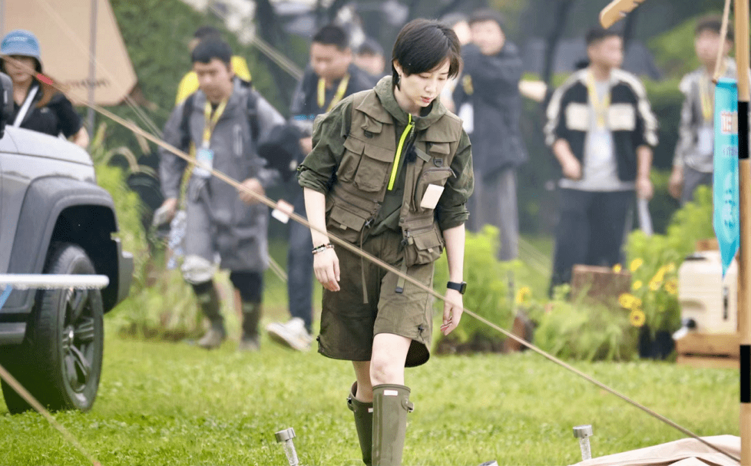 杨幂《花少4》被指装嫩，多套穿搭都是少女风，生图才是真实状态