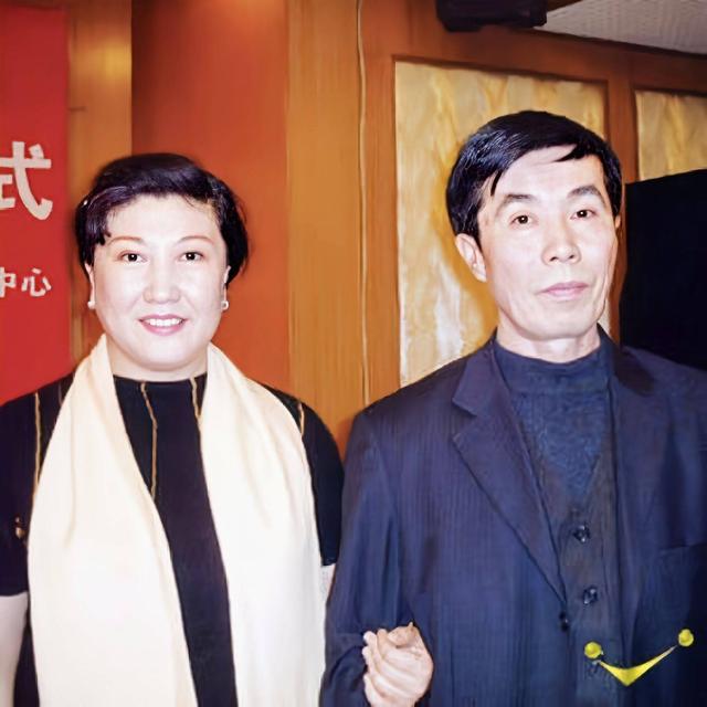 演员高秀敏逝世17年，徒弟长春墓地跪拜神请哀伤，墓园布置显用心