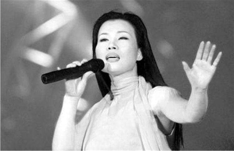 红过MAO阿敏，碾压MAO宁，37岁演唱会上癌症复发，葬礼现场众人落泪