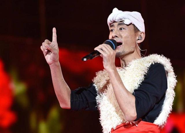 53岁歌手阿宝罕曝光，眉飞SE舞讲述在日本往事，胡子拉碴穿破衣服