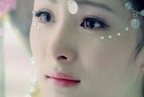 同流出一滴泪，秦岚像“天上星”，赵丽颖太虐，她因一滴泪成经典