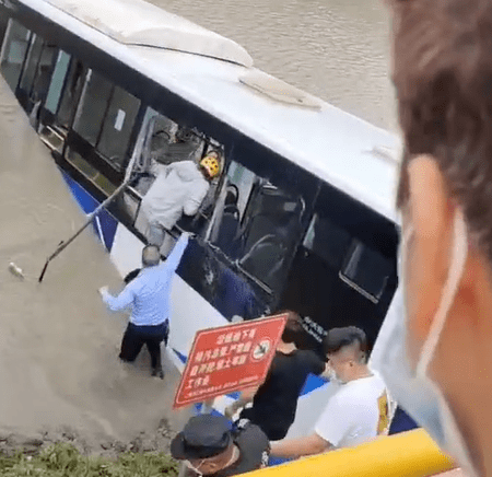 上海公交车坠河事件最新进展：第一个去救人的外卖小哥必须要火