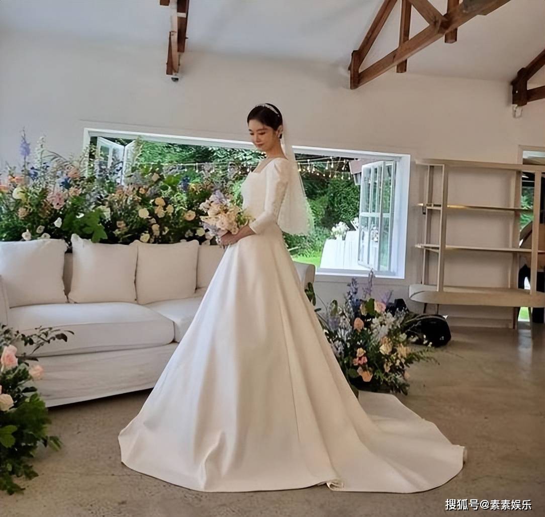 张娜拉结婚3天后晒全家福：感谢粉丝的祝福，会和老公好好生活