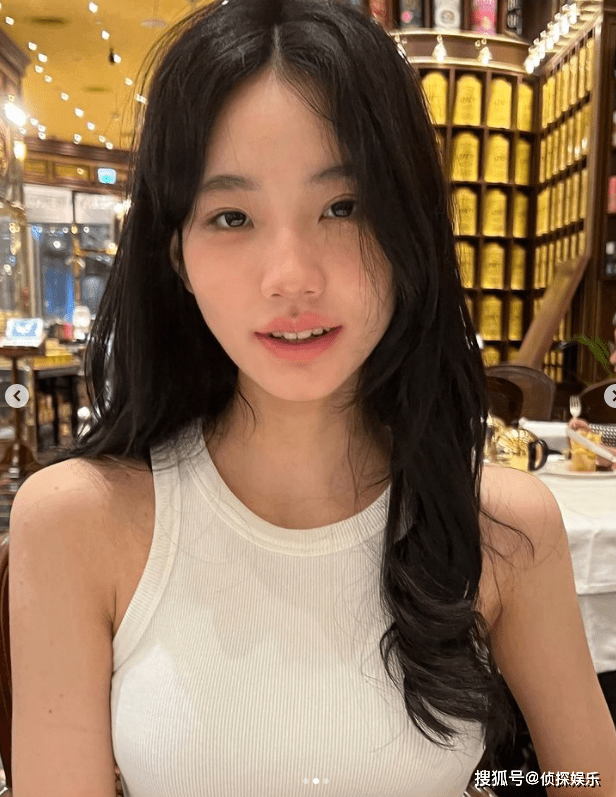 小S二女儿晒自拍，14岁许韶恩涂红唇烫卷发，超美造型获妈妈点赞