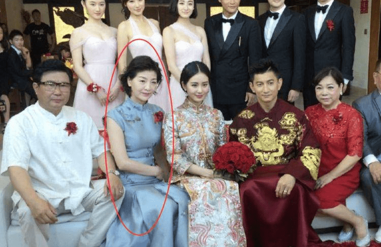 都说刘诗诗妈妈是美人，看到杨幂妈妈后，才知道啥叫“气质佳人”