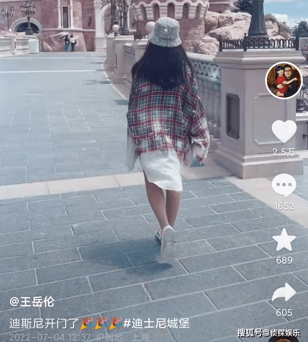 李湘王岳轮同晒女儿游玩照，王诗龄瘦20斤似TUO胎换骨，越来越美