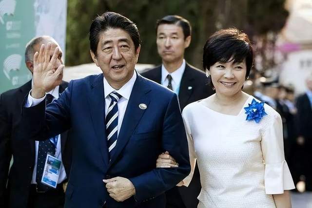 安培晋三和他生命中两个摆TUO不掉的强势女人，一个比一个难缠