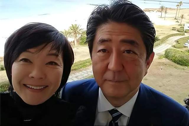 安培晋三和他生命中两个摆TUO不掉的强势女人，一个比一个难缠