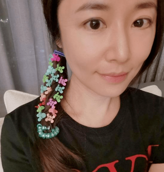 林心如秀幸福日常，在家被女儿要求穿裙子，霍建华还被女儿化浓妆