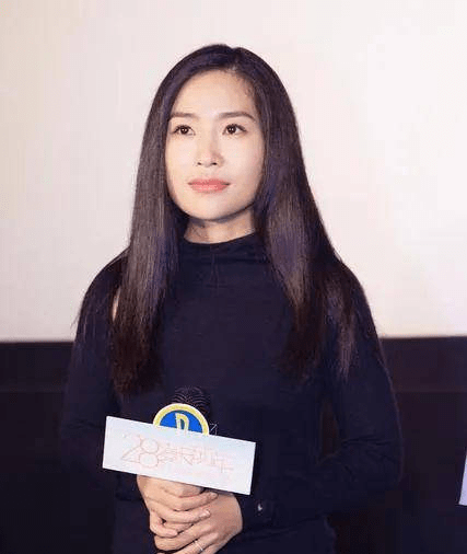 她是张艺谋大女儿，与父亲8年未见，同父异母兄弟将继承亿万家产