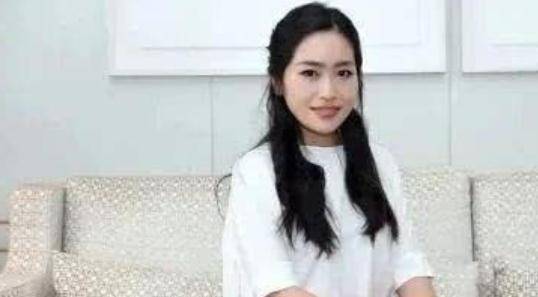 她是张艺谋大女儿，与父亲8年未见，同父异母兄弟将继承亿万家产