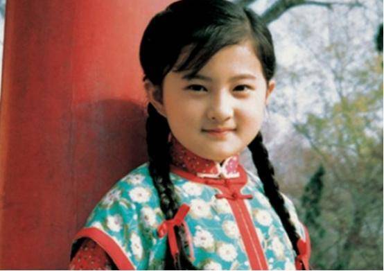 她在9岁成为“国民闺女”，琼瑶把她当成掌中宝，现在过得如何