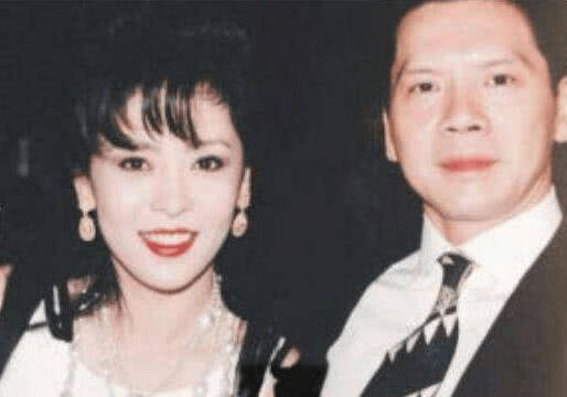 她曾让李小龙爱不释手，与向太太姐妹相称，离婚40年养着她！