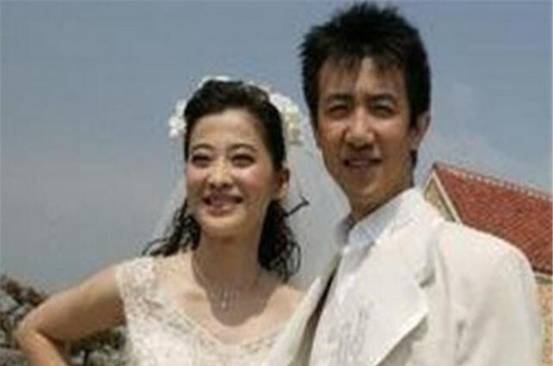 她是章子怡刘烨同学，曾将丈夫捧红却被抛弃，如今45岁成伦生赢家