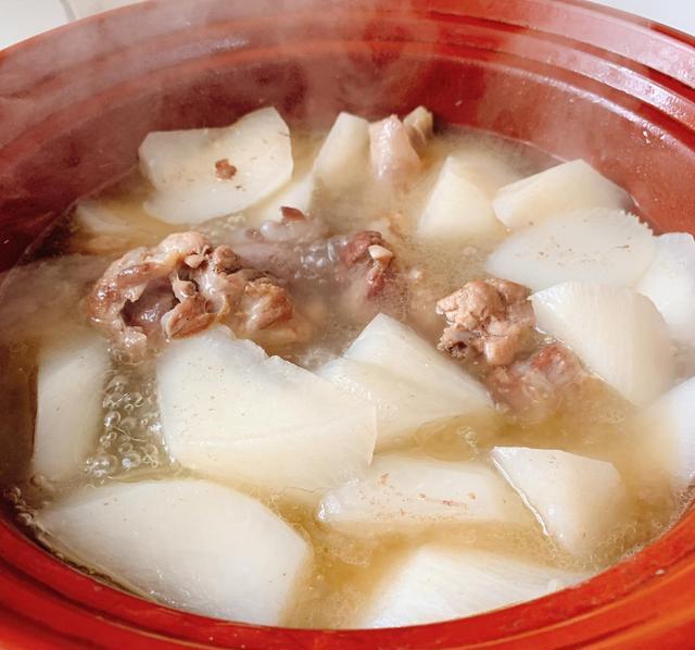 猪筒骨熬汤的做法,搭配白萝卜,解油腻还提鲜