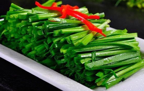 首先韭菜是一种热性的食物,虽然能帮我们补足阳气,但是也不宜一次吃