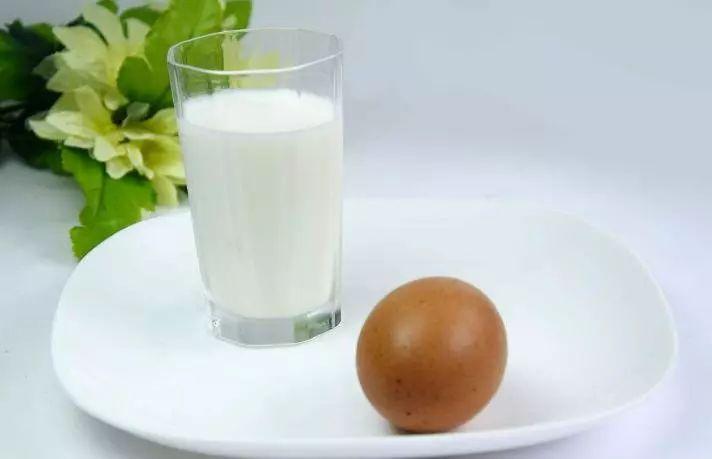 在正常饮食的基础上多吃一个鸡蛋,多喝一杯牛奶,就足够满足增肌的蛋白