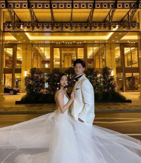 板野友美曬結婚典禮美照純白婚紗手舉捧花幸福甜蜜 雪花新闻