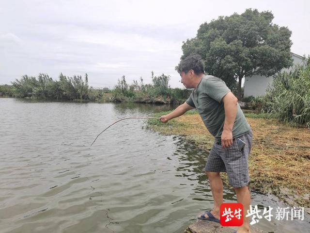 七旬老太落水六旬老漢跳水救起 這已是他救起的第二個老人 雪花新闻