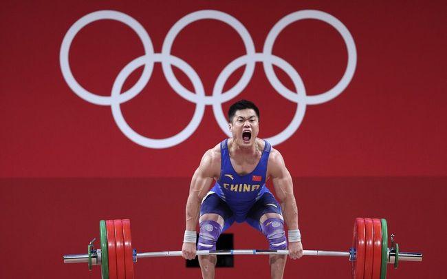 吕小军深蹲270公斤,拥有肌肉型男身材,国外网友称他为力量之神