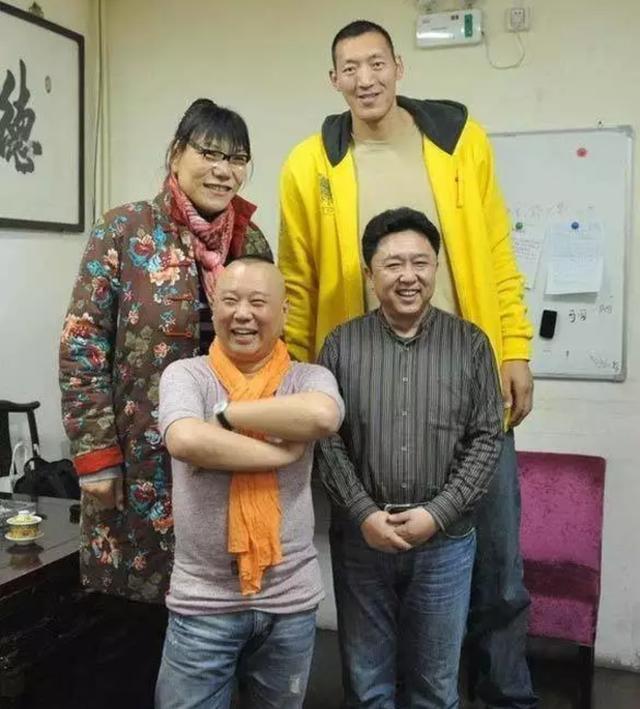 中国巨人孙明明:身高236米,8年前娶高19米妻子,如今怎么样了