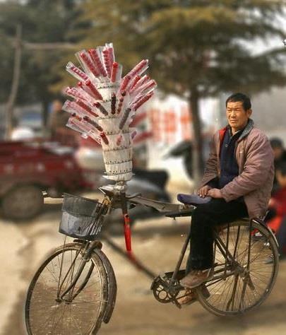 6,小时候卖冰糖葫芦的都是骑着自行车,然后一个村子一个村子的叫卖,一
