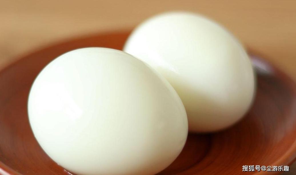 白水煮鸡蛋时,别傻傻只会用冷水激,多加1步,壳一碰就掉!