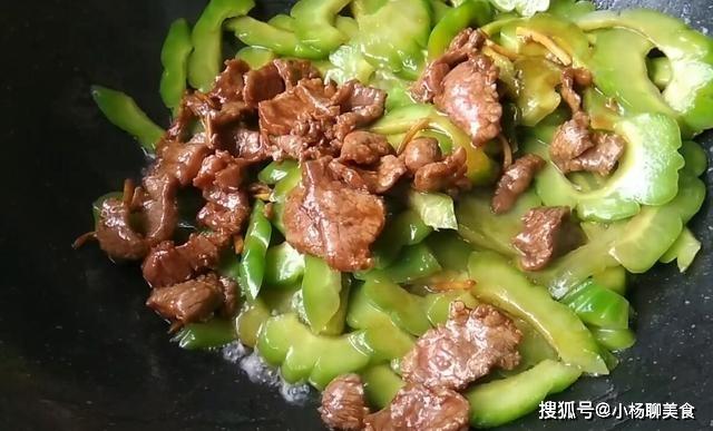 裝入盤中,這道簡單的苦瓜炒牛肉就做好了,牛肉鮮嫩,苦瓜清脆,非常下飯