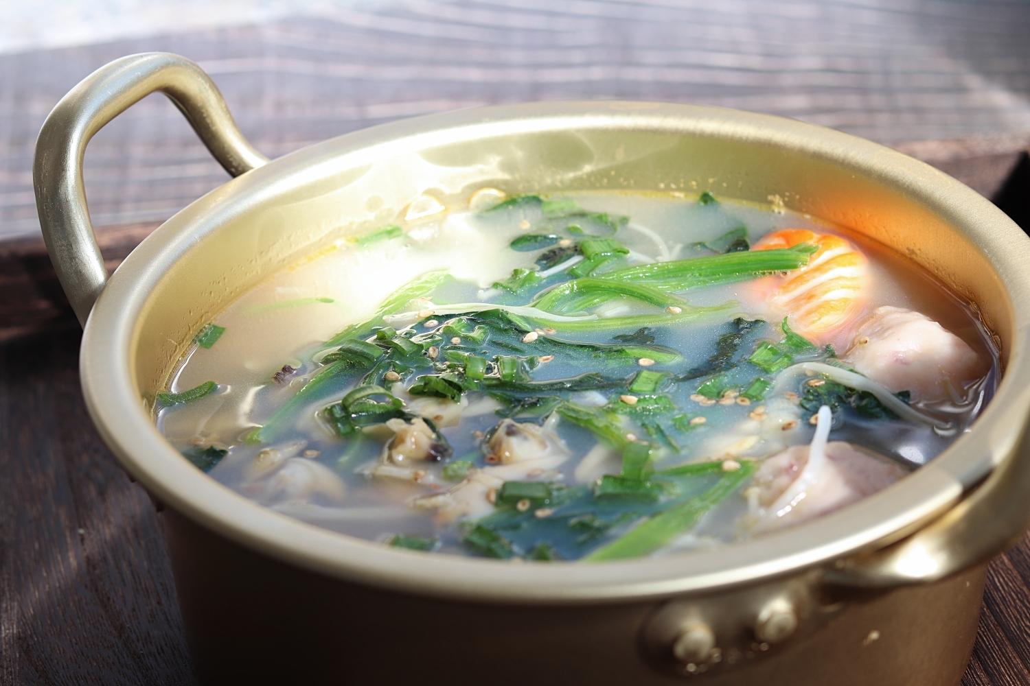 蛤蜊搭配菠菜做汤,鲜美翻倍,营养好喝,天冷要多吃