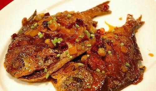 食材:鯧魚,肥豬肉25克,冬筍25克,榨菜20克,乾紅辣椒2個,蔥薑蒜,辣椒油